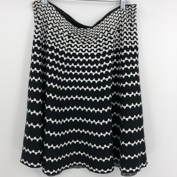 Roz & Ali Large Black White Knit Circle Skirt w/ Geometric Striped Pattern - Picture 3 of 9